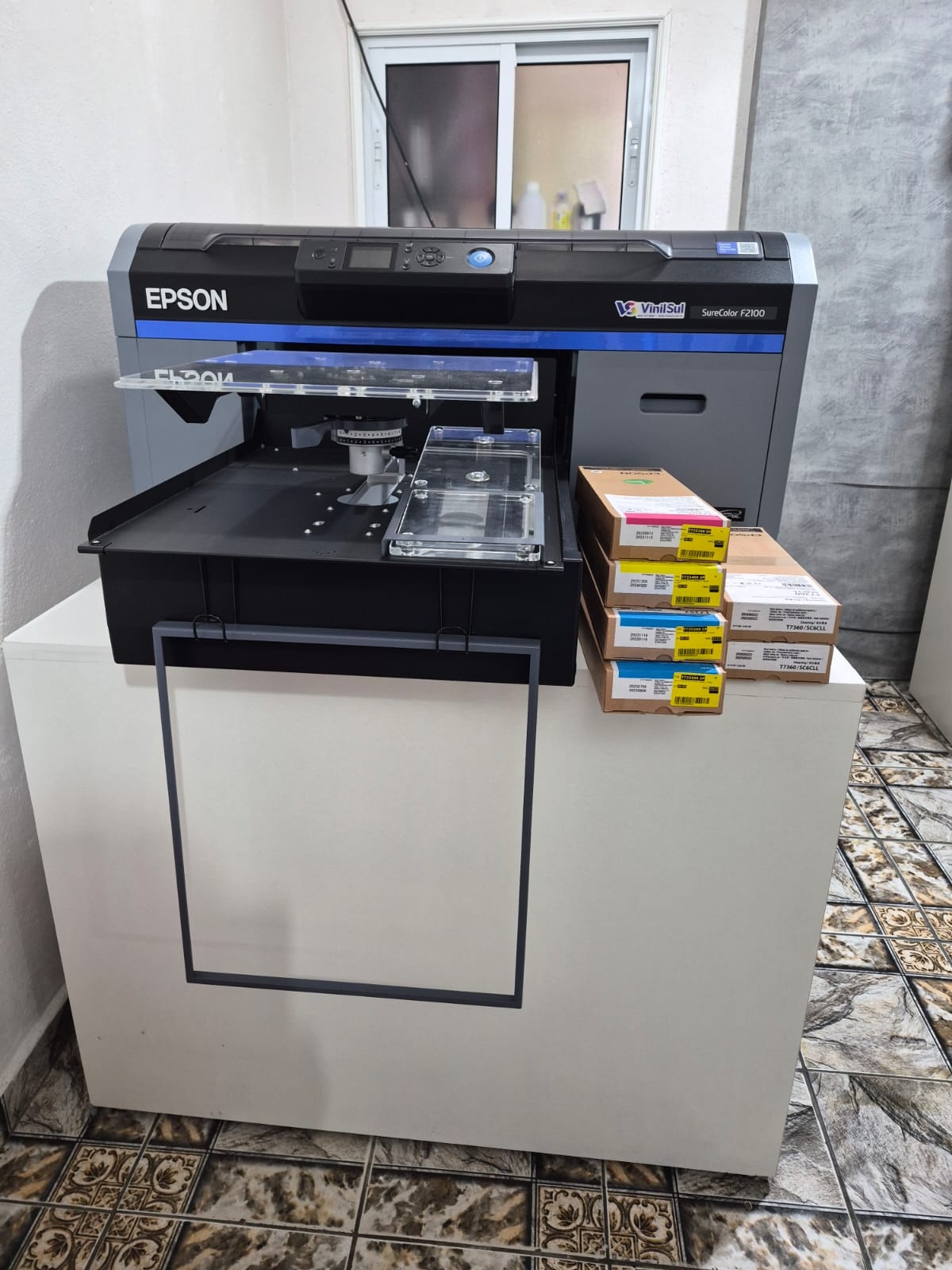Impressora DTG Epson SureColor F2100 Completa Ótimo Estado Plataforma Mangas, Estabilizador e 4 Cartuchos Novos e 02 kit de limpeza fechado - foto 1
