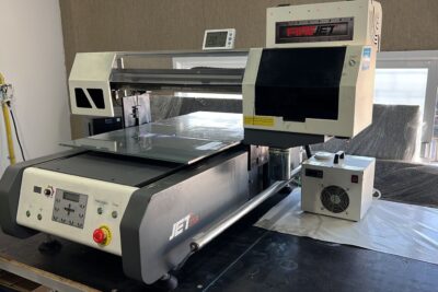 Impressora UV JetStar cabeça DX5 90x60cm, Drop Variável e Software Sai Flexi Print; Localiza-se em Itapema-SC, R$ 60.000,00.