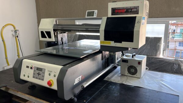 Impressora UV JetStar cabeça DX5 90x60cm, Drop Variável e Software Sai Flexi Print; Localiza-se em Itapema-SC, R$ 60.000,00.