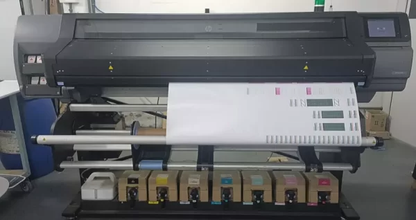 Impressora HP 570 Latex, largura de impressão de até 1625 mm.
