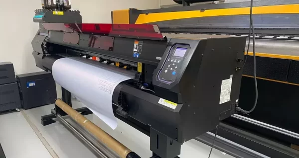 Impressora UV MIMAKI UCJV 300-160 com duas cabeças de impressão Ricoh Gen5. Investimento de R$ 110.000,00, maquina está em Paulínia/SP