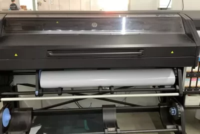 Impressora HP Latex 700W com velocidade de impressão: até 31 m²/h e tinta original CMYK + BRANCO. Investimento de R$ 115.000,00, maquina está em MG.