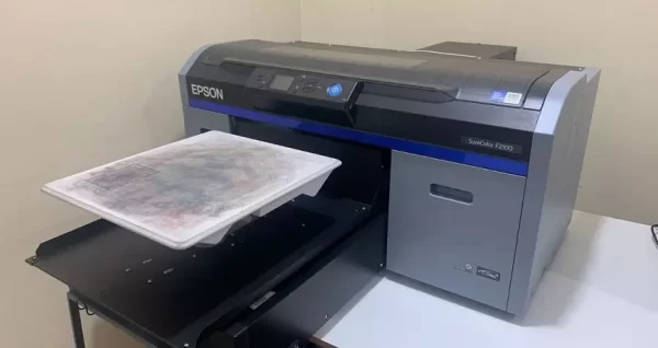 Impressora Epson SureColor F2100 com uma cabeça de impressão PrecisionCore® TFP, maquina está em Americana - SP. Investimento de R$ 48.900,00.