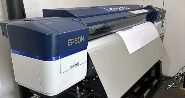 Impressora Epson Ecosolvente S40600 com 1 cabeça de impressão PrecisionCore com 4.000 m² impressos. Investimento de R$ 65.000,00, maquina está em Maringá.