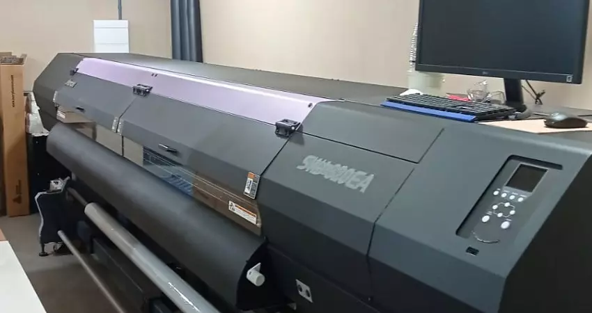 Impressora Solvente Mimaki SWJ320EA com 04 cabeças de impressão piezo elétricas e velocidade de 137 m²/h. Investimento de R$ 160.000,00, maquina está em MG.