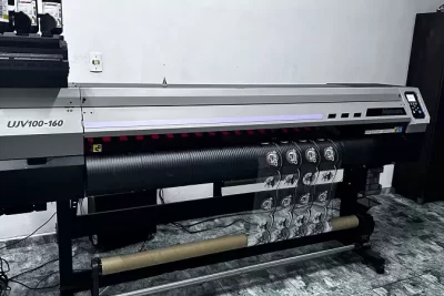 Impressora UV Mimaki UJV100-160 - com Nobreak e duas cabeças de impressão com largura de 1.60m. Investimento de R$ 85.000,00, maquina está em Santos - SP.
