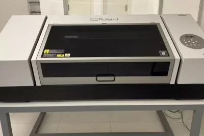 Impressora UV Roland LEF2-300 com Garantia! Largura máxima de impressão: 770 x 330 mm. Investimento de R$ 136.000,00, maquina com pouco uso!