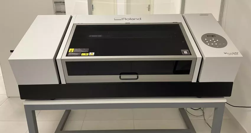 Impressora UV Roland LEF2-300 com Garantia! Largura máxima de impressão: 770 x 330 mm. Investimento de R$ 136.000,00, maquina com pouco uso!