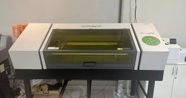 Roland Impressora LEF-300 UV  equipada com 4 cabeças DX4 e tinta Jetbest. Investimento de R$ 82.500,00, maquina está em Araras - São Paulo.