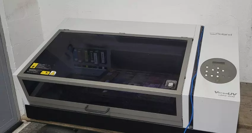 Impressora UV LEF2-200 com 508 (largura) × 330 (comprimento) mm. Investimento de R$ 65.000,00, com Frete Grátis! Maquina está no Rio de Janeiro - RJ.