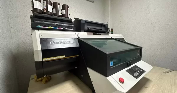 Impressora UV Mimaki UJF-6042MKII com 4 cabeças de impressão escalonadas. Investimento de R$ 119.900,00, maquina está em Piumhi - MG.