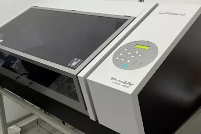 Roland UV LEF2-200 com Tamanho de impressão: 508 (largura) × 330 (comprimento) mm. Investimento de R$ 95.000,00, maquina está em Itaperuna - RJ.