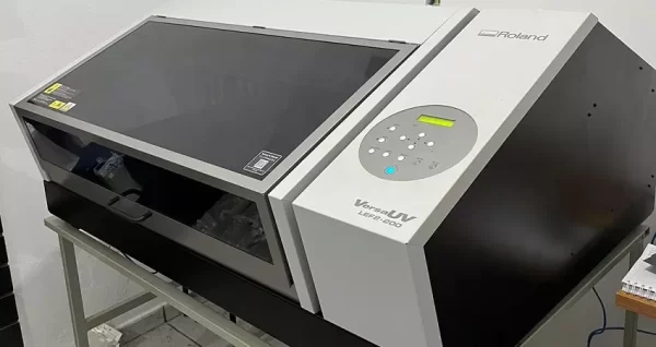 Roland UV LEF2-200 com Tamanho de impressão: 508 (largura) × 330 (comprimento) mm. Investimento de R$ 95.000,00, maquina está em Itaperuna - RJ.