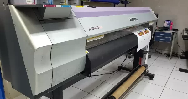 Mimaki Ecosolvente JV33-160. Ano: 2015. Tinta: Kit de tintas Jetbest. Cabeça: 1 cabeça de impressão DX5. Localizada em São Paulo. R$27.000,00.