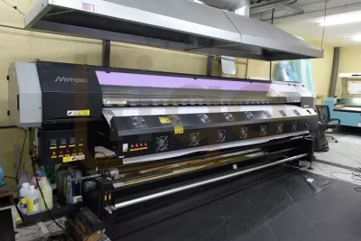 Impressora Solvente Mimaki SWJ320S4. Ano: 2014. Cabeças: 2 cabeças trocadas em 2019 (Equipamento para 4 cabeças porém está com 2 cabeças). Local: São Paulo