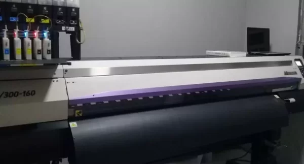 Impressora ecosolvente JV300160 Mimaki Ano: 2015. Resolução: 1.440 dpi. Velocidade: até 105,9 m²/h. Largura: 1,60 m. Localizada em São Paulo. R$37.000,00