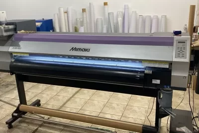 Impressora Ecosolvente JV33-160 Mimaki com cabeça de impressão DX5, 1.60m de largura e tinta triangle. Investimento de R$ 33.000,00.