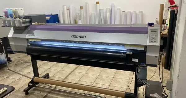 Impressora Ecosolvente JV33-160 Mimaki com cabeça de impressão DX5, 1.60m de largura e tinta triangle. Investimento de R$ 33.000,00.