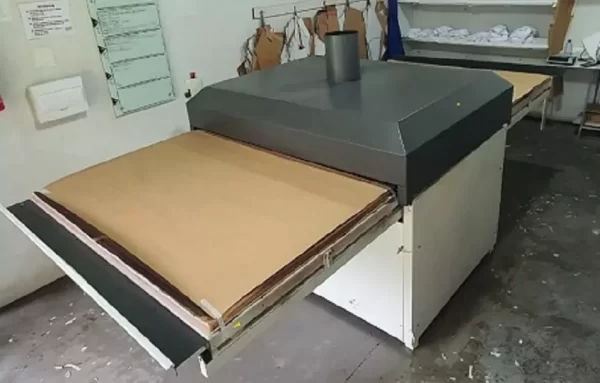 Prensa Térmica Semi-Automática. Potência: 13000 W. Acionamento: Pneumático. Área Útil: 100 x 145 cm. R$28.000,00. Local: Santa Catarina.