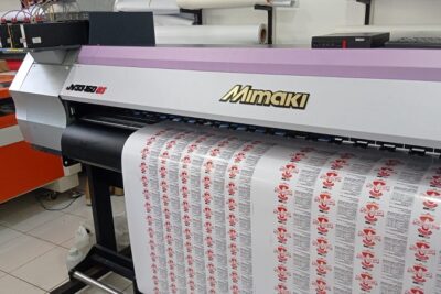 Plotter Mimaki Ecosolvente JV33-160bs. Ano: 2010. Tinta: Nutec nubis com bag 1L. Localizado em Balneário Piçarras-SC. Investimento de R$33.000,00