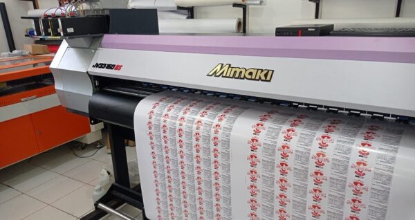 Plotter Mimaki Ecosolvente JV33-160bs. Ano: 2010. Tinta: Nutec nubis com bag 1L. Localizado em Balneário Piçarras-SC. Investimento de R$33.000,00