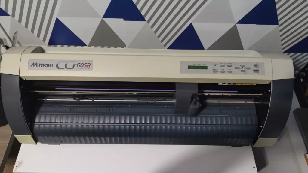 Plotter De Recorte Mimaki-CG60SR. Ano: 2015. Largura efetiva de corte: 606 mm. Localizada em Santo André - SP. Investimento de R$2.750,00.